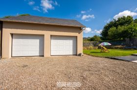 Maison en pierre avec jardin et garage double