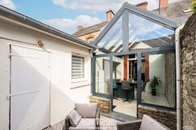 Maison de ville rénovée avec petit extérieur