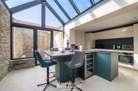 Maison de ville rénovée avec petit extérieur